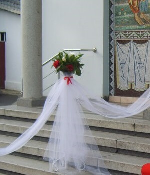 stalpisori decorati tulle flori nunta biserica